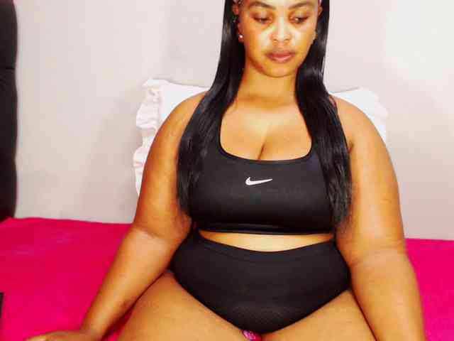 DivineBootyxxx webcam