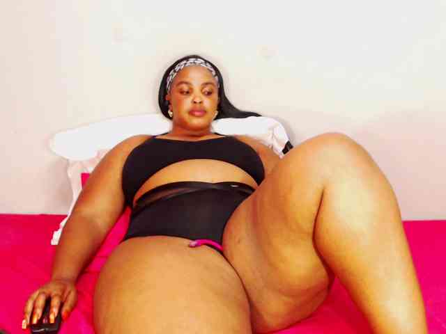 DivineBootyxxx webcam