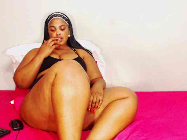 DivineBootyxxx webcam