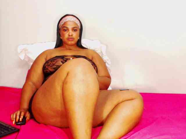 DivineBootyxxx webcam