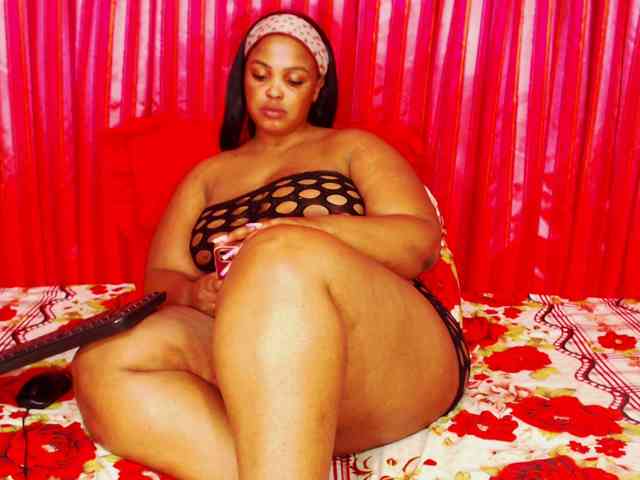 DivineBootyxxx webcam