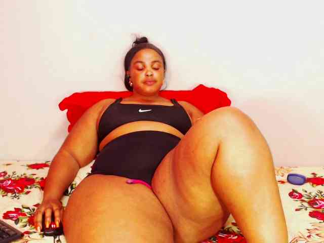 DivineBootyxxx webcam