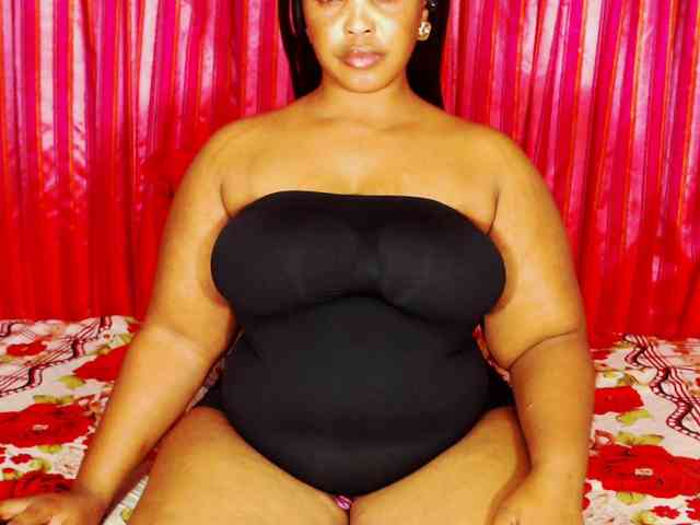 DivineBootyxxx webcam