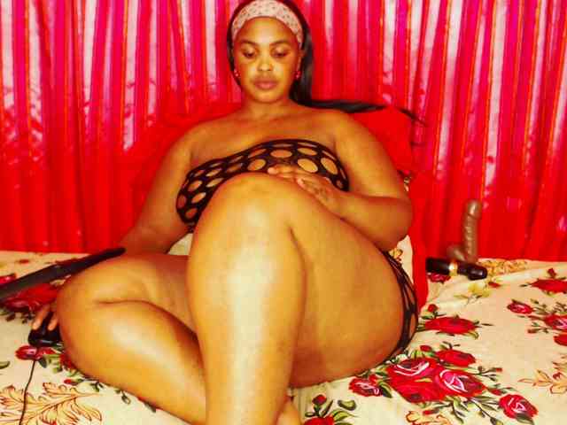 DivineBootyxxx webcam