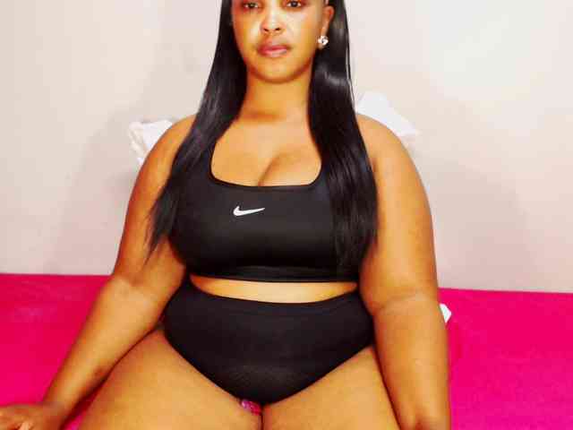 DivineBootyxxx webcam