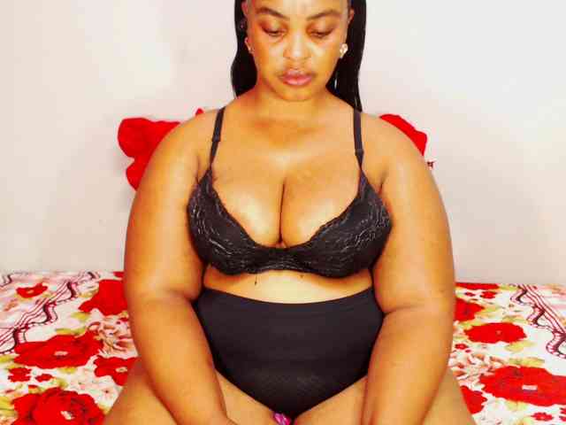 DivineBootyxxx webcam