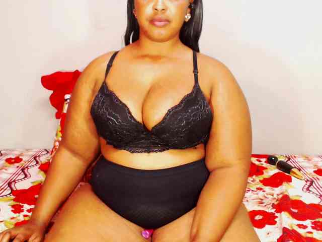 DivineBootyxxx webcam