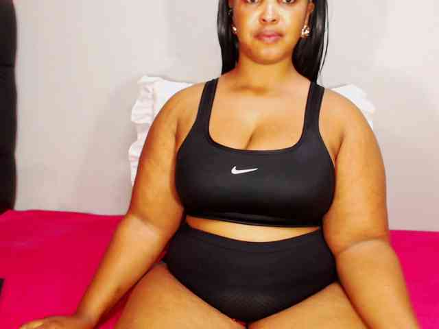 DivineBootyxxx webcam