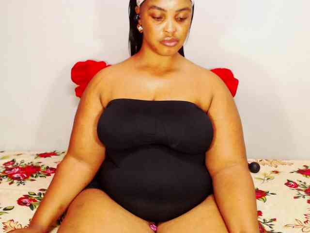 DivineBootyxxx webcam