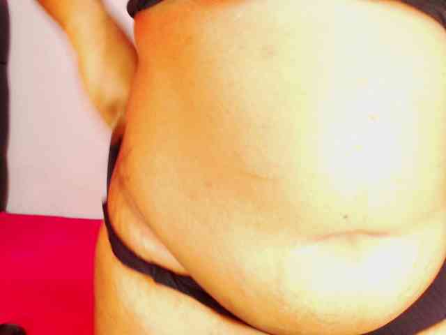 DivineBootyxxx webcam