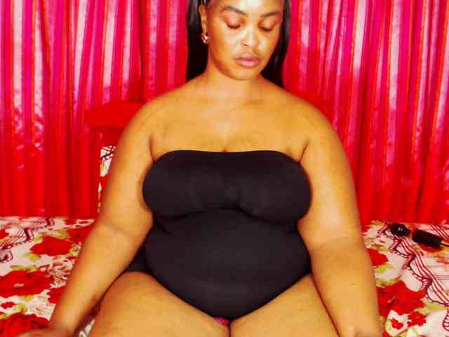 DivineBootyxxx webcam