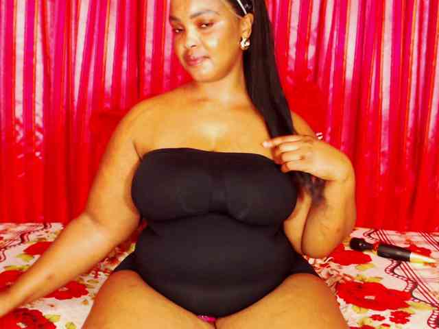 DivineBootyxxx webcam