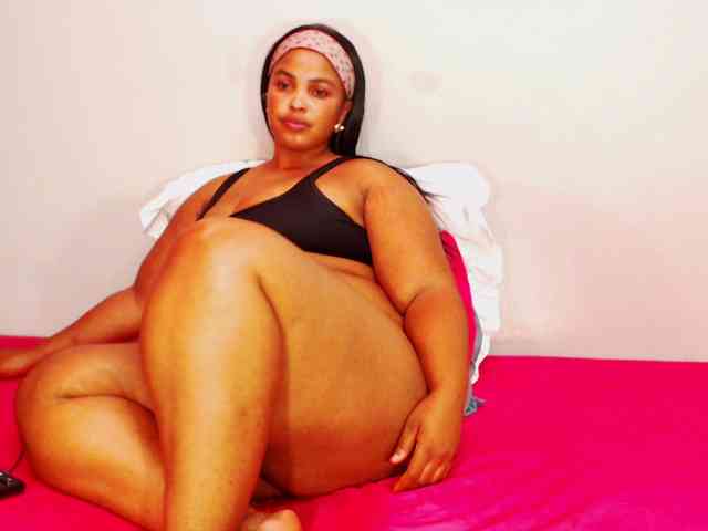 DivineBootyxxx webcam