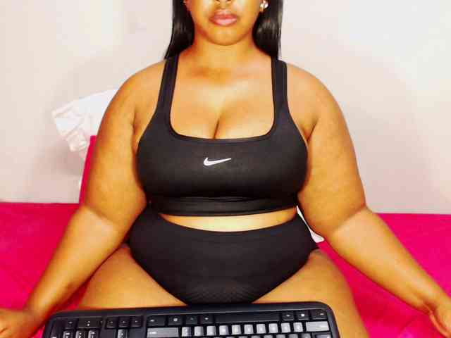 DivineBootyxxx webcam