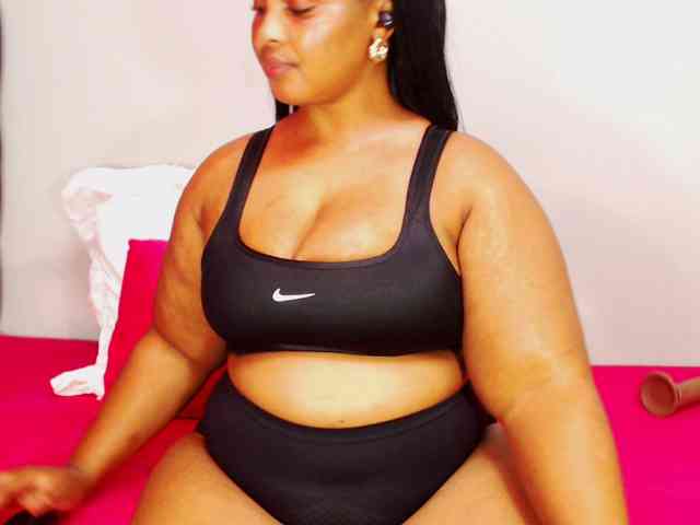 DivineBootyxxx webcam