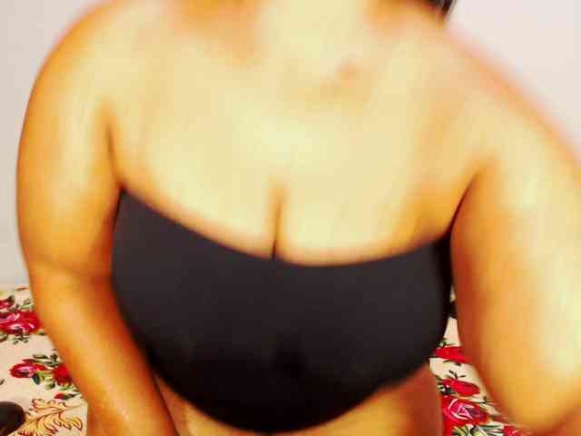 DivineBootyxxx webcam