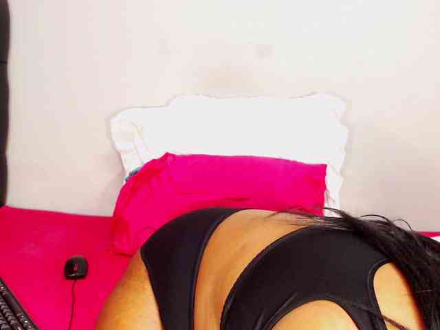 DivineBootyxxx webcam