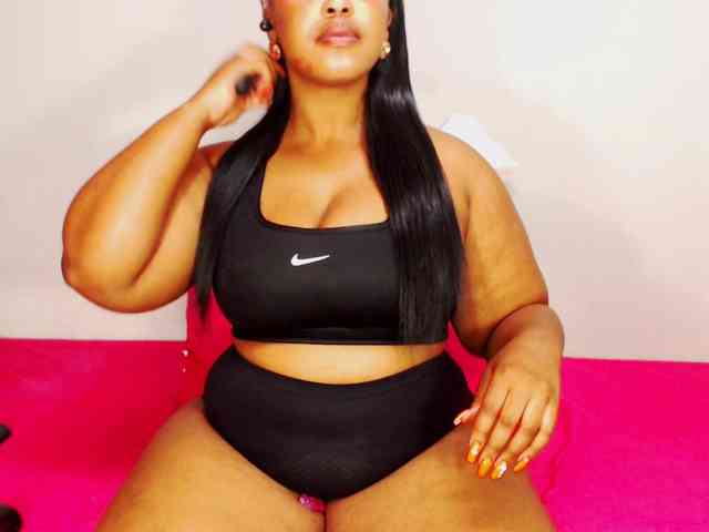 DivineBootyxxx webcam