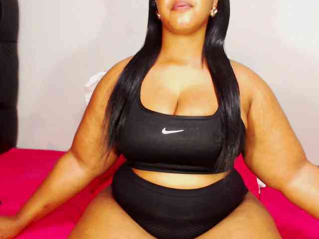 DivineBootyxxx webcam