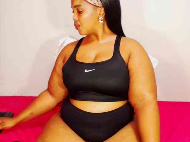 DivineBootyxxx webcam