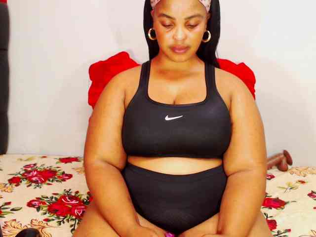 DivineBootyxxx webcam