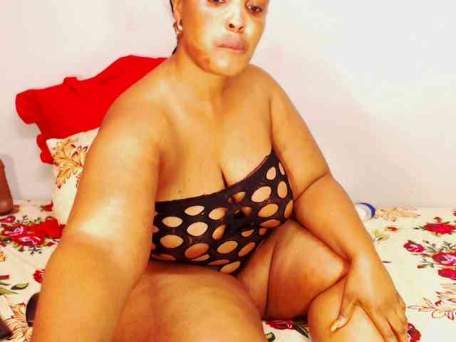 DivineBootyxxx webcam