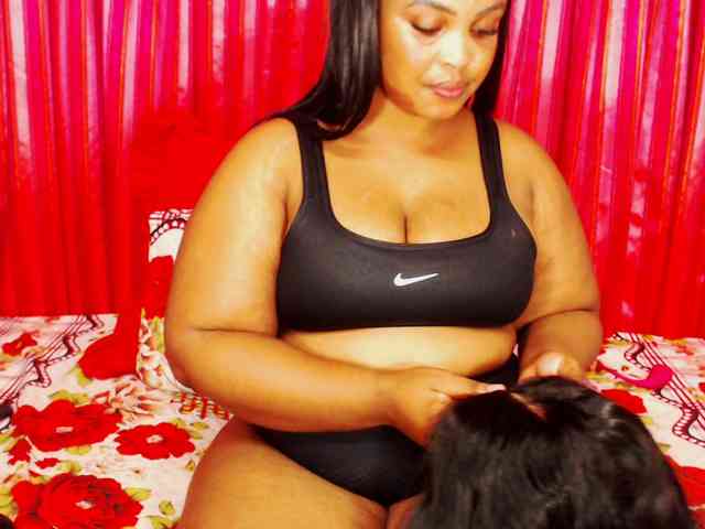 DivineBootyxxx webcam