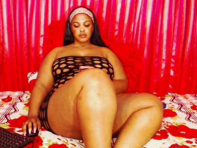 DivineBootyxxx webcam