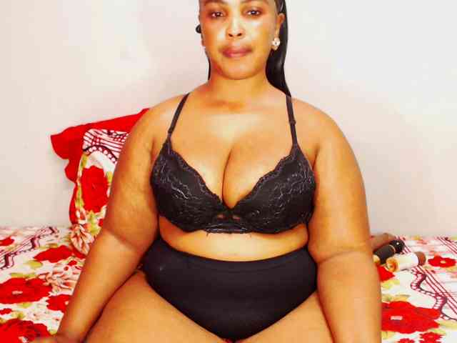 DivineBootyxxx webcam