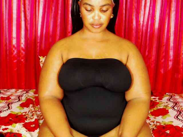 DivineBootyxxx webcam