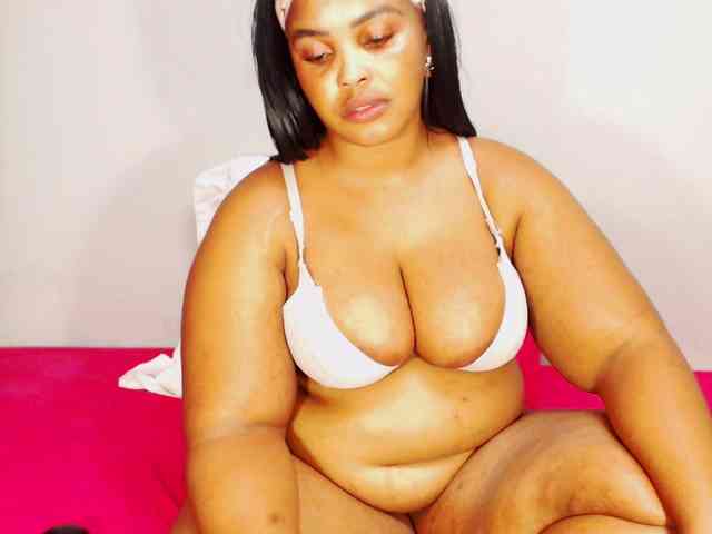 DivineBootyxxx webcam