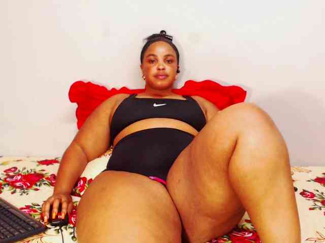 DivineBootyxxx webcam