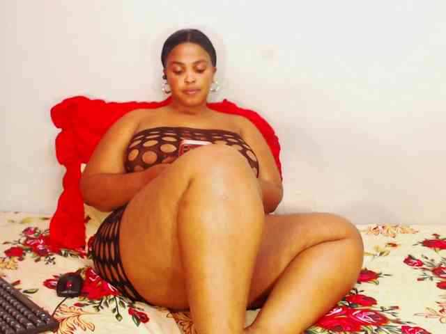 DivineBootyxxx Live Webcam on BongaCams