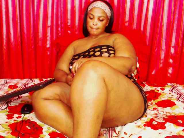 DivineBootyxxx webcam