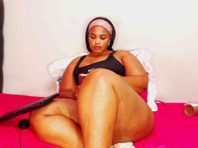 DivineBootyxxx webcam