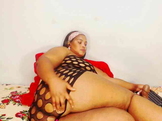 DivineBootyxxx webcam