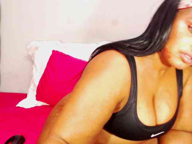 DivineBootyxxx webcam