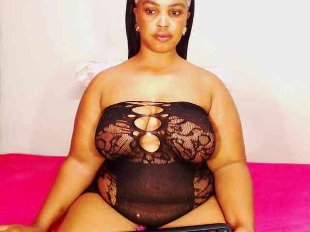 DivineBootyxxx webcam