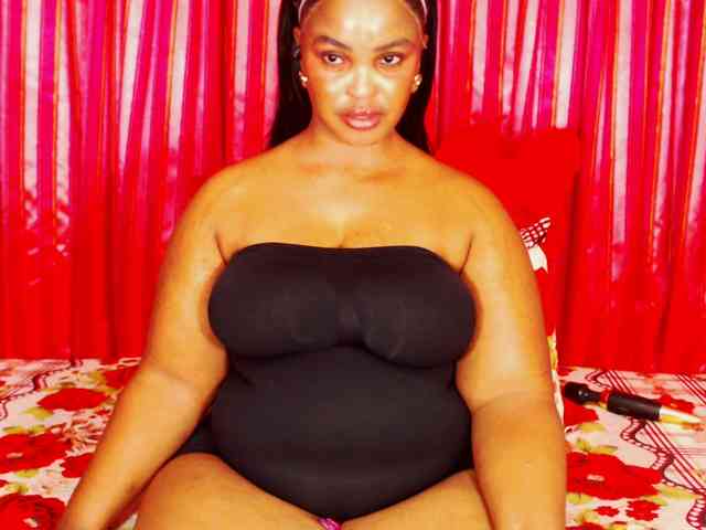 DivineBootyxxx webcam