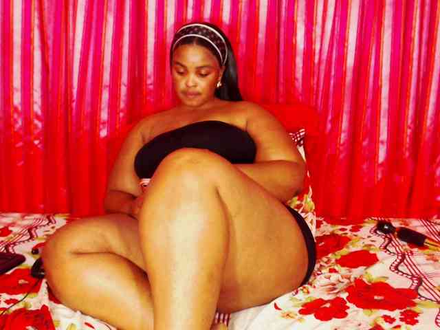 DivineBootyxxx webcam