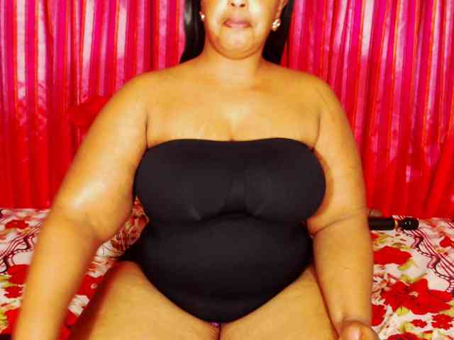 DivineBootyxxx webcam