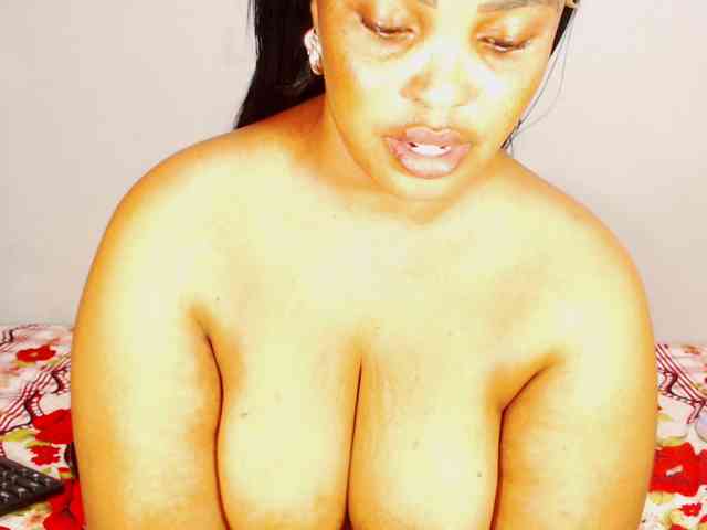 DivineBootyxxx webcam