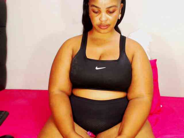 DivineBootyxxx webcam