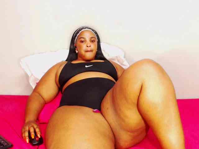 DivineBootyxxx webcam