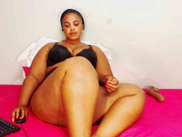 DivineBootyxxx webcam