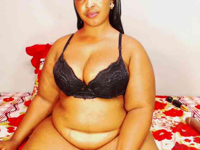 DivineBootyxxx webcam