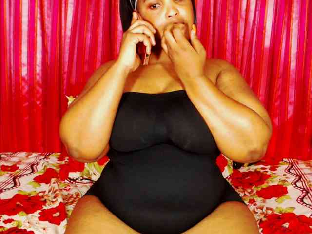 DivineBootyxxx webcam