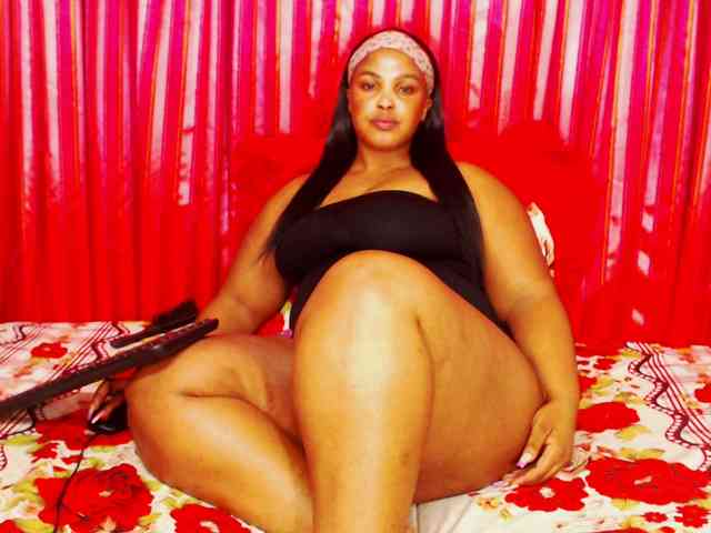 DivineBootyxxx webcam