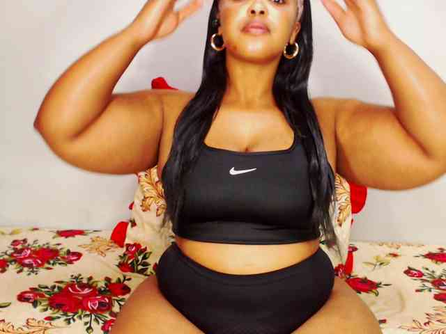 DivineBootyxxx webcam