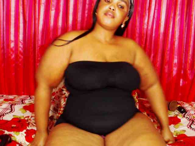 DivineBootyxxx webcam